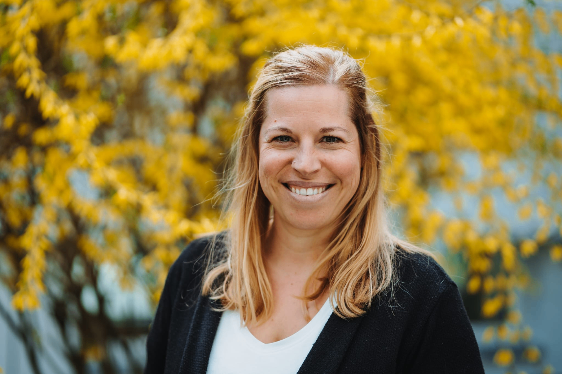 Tanja Blum vor blühender Forsythie